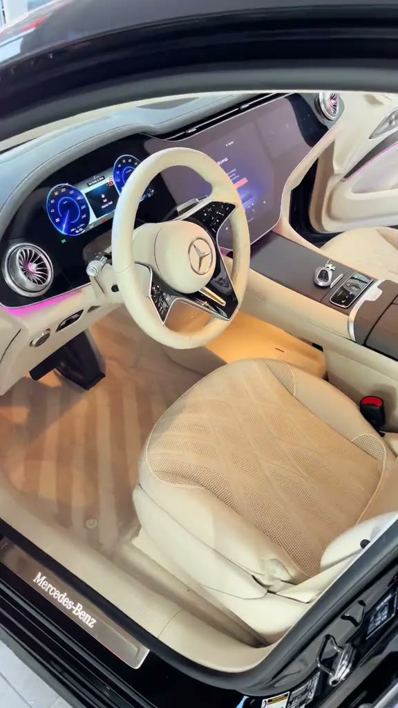 Interior Mercedes cu scaune din piele crem, curățate și hidratate, văzute prin ușa deschisă