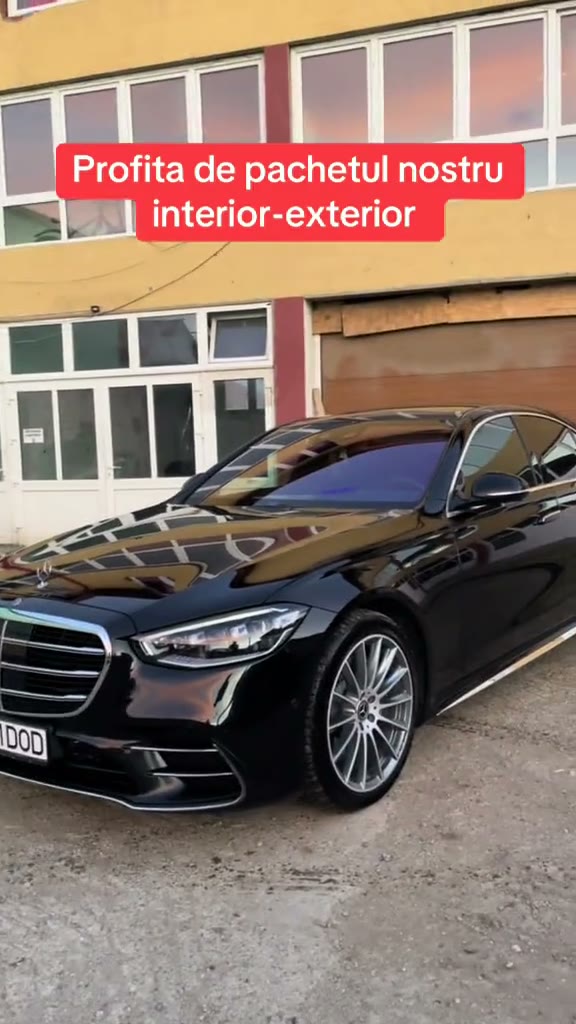 Mercedes S-Class negru, curățat complet, în fața atelierului