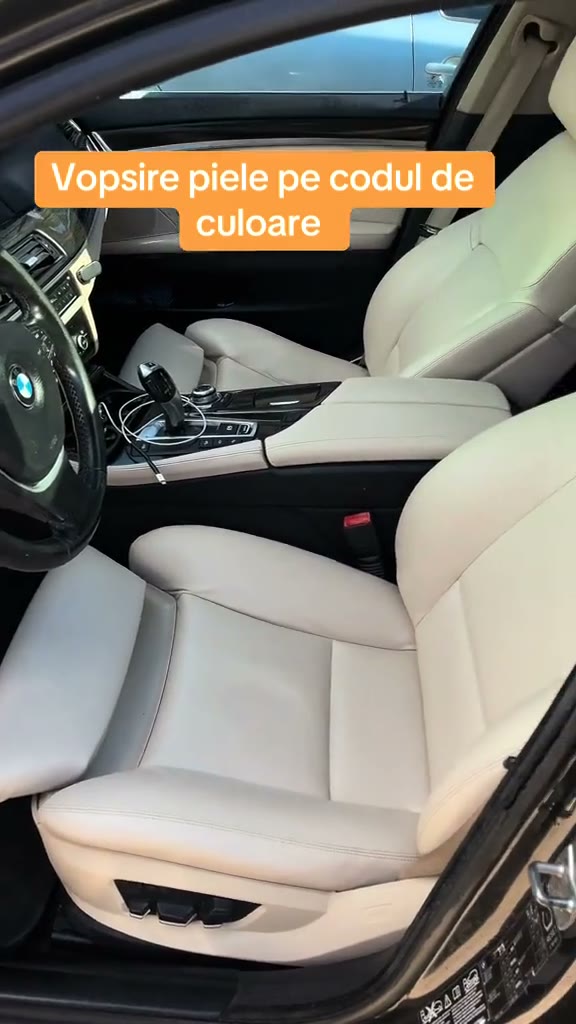 Scaune din piele crem recondiționate, într-un interior de BMW