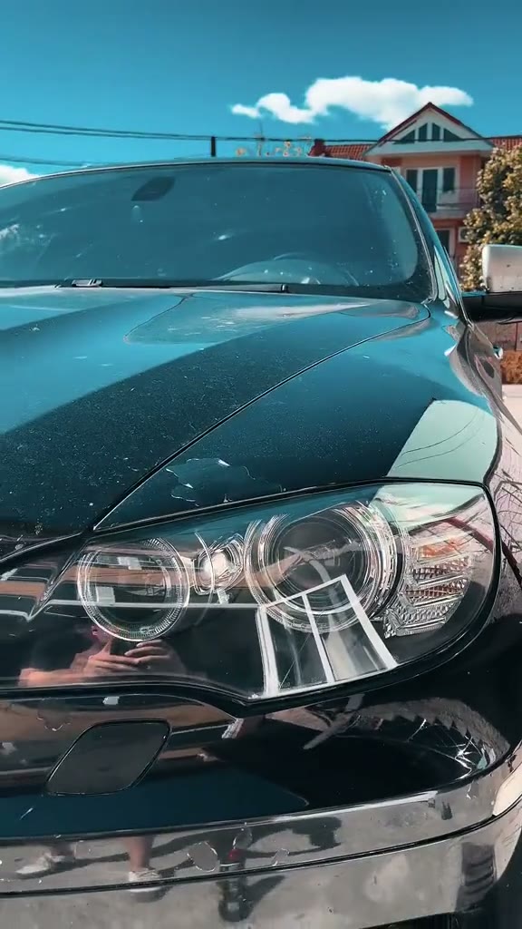 Far de BMW X6 restaurat, cu lentilă clară, alături de capota cu reflexii
